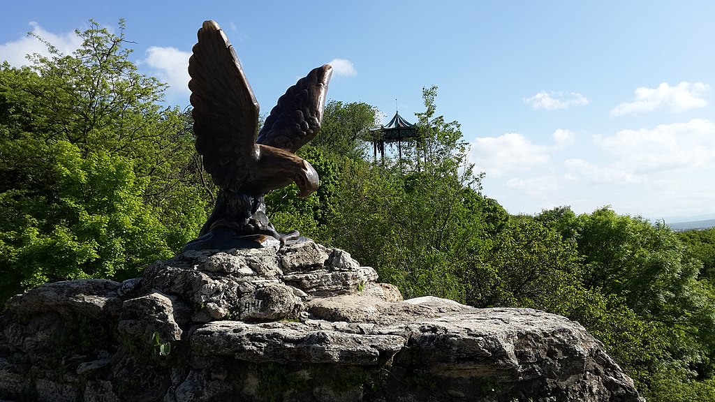 Достопримечательности Пятигорска: Скульптура «Орел, побеждающий змею»