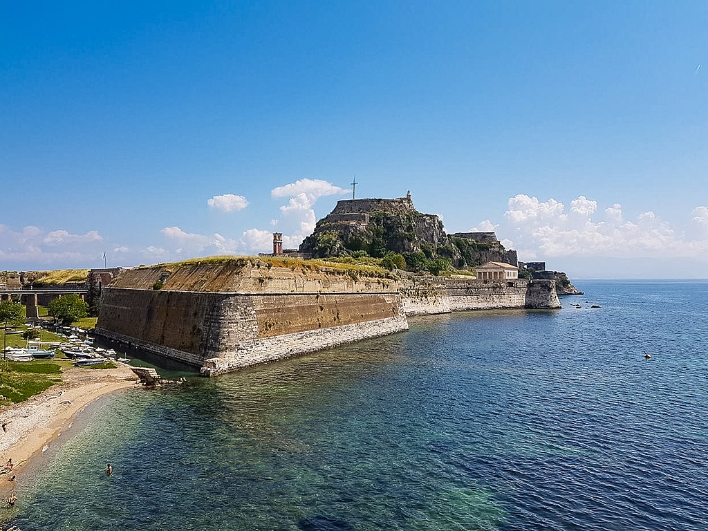 острова Греции с прямым рейсами из России: Корфу, венецианская крепость